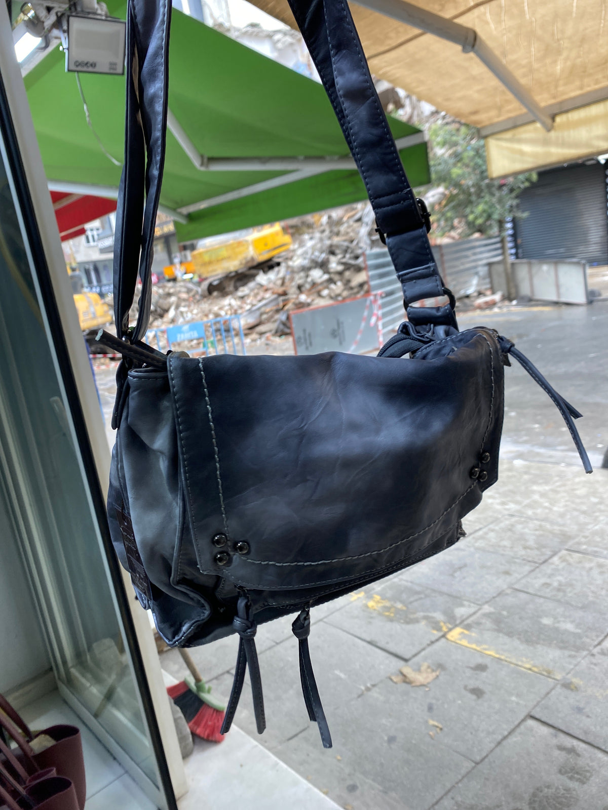 Hafif Çok Gözlü Yumuşak Yıkama deri çapraz askılı retro detaylı Angel kavi ZB-8015