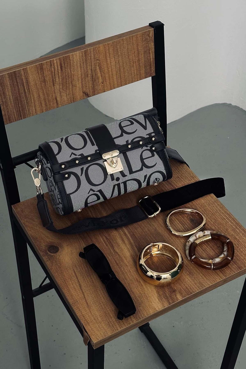 Siyah Yazı Baskılı Zincir Detay Omuz Çantası