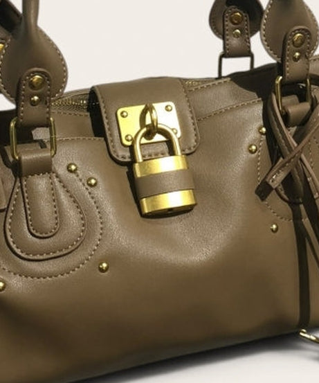 B38022 Taupe bayan çanta kilit detayı